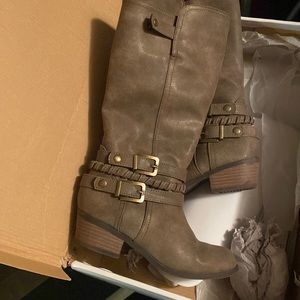 Girls boots size 1. Barely used